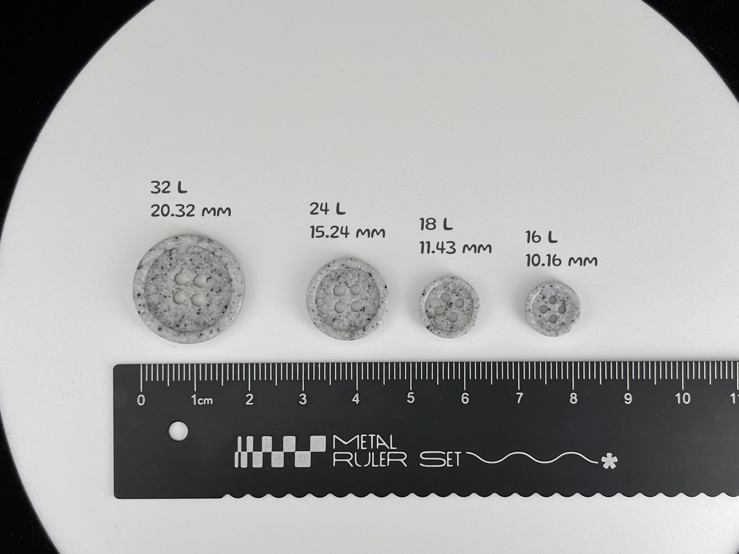 Hellgraue Imitat-Knöpfe in Steinoptik, 10-20mm (16L-32L). Recyclingkunststoff, 4-Loch zum Annähen für Hemden, Hosen, Kleider, Mäntel, Jacken