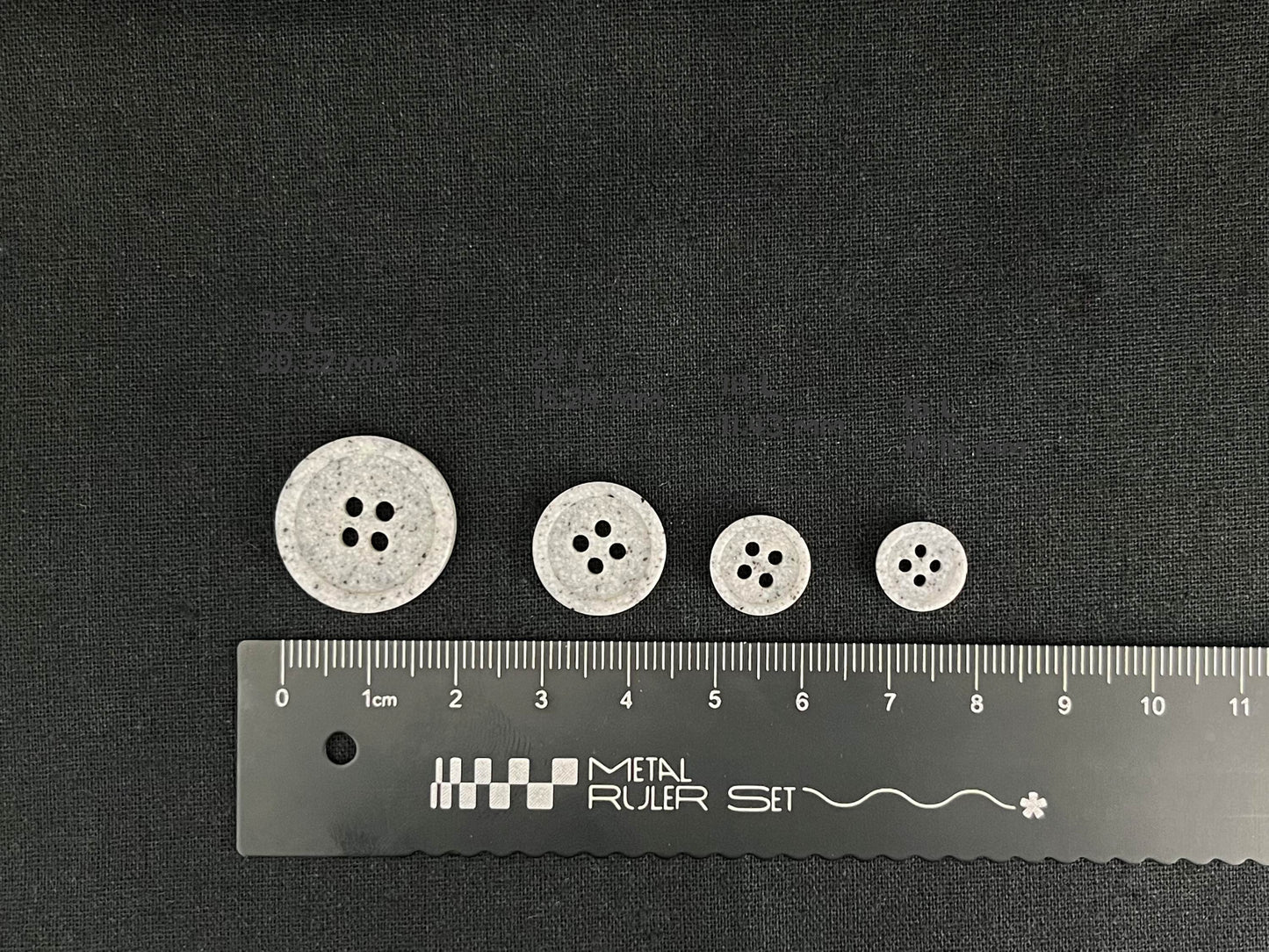 Hellgraue Imitat-Knöpfe in Steinoptik, 10-20mm (16L-32L). Recyclingkunststoff, 4-Loch zum Annähen für Hemden, Hosen, Kleider, Mäntel, Jacken