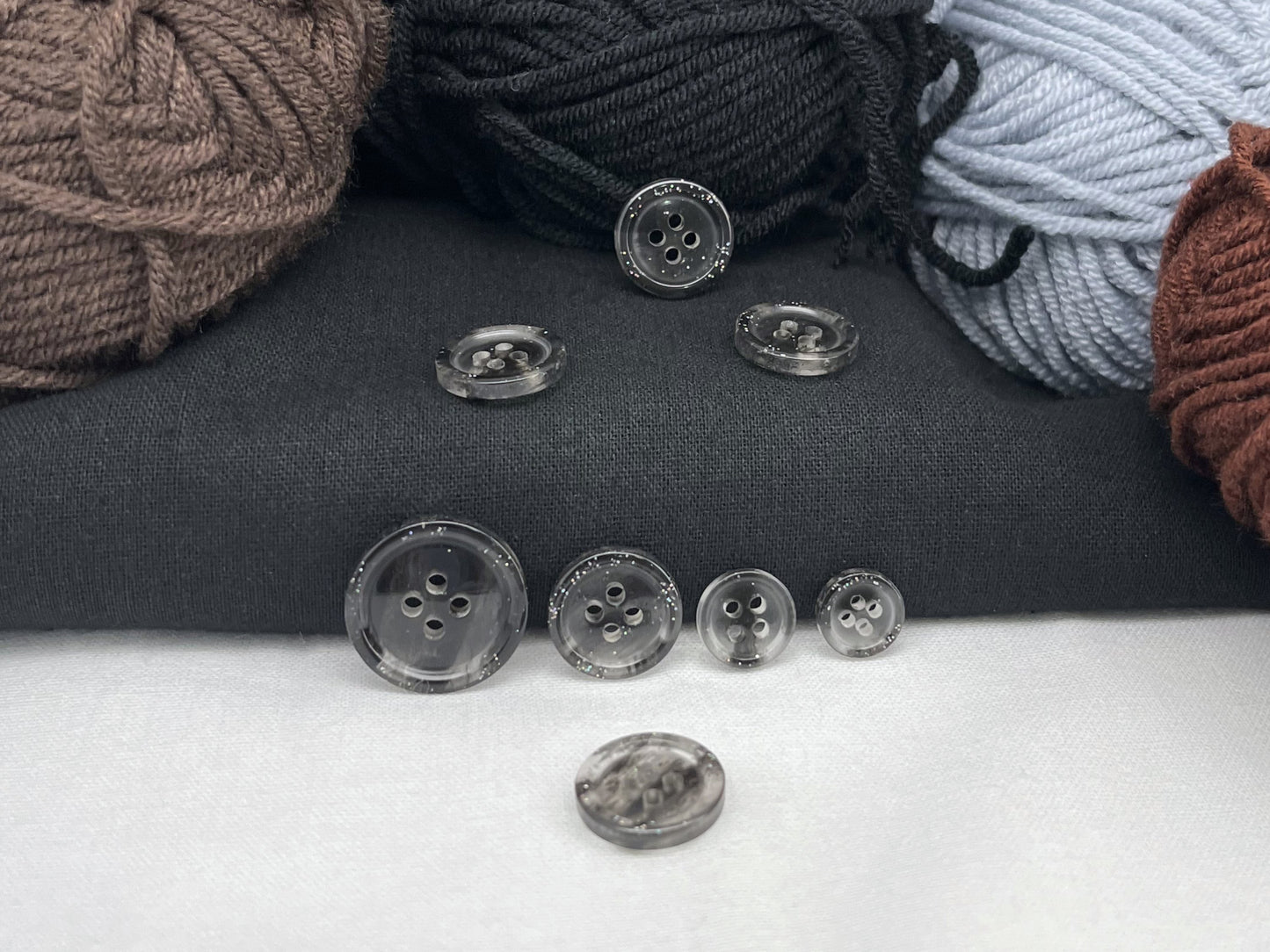 Knöpfe mit schwarzer Marmorierung, mehrfarbig. 10-20 mm (16L-32L). Recycelter Kunststoff, 4-Loch zum Annähen für Hemden, Kleider, Mäntel, Jacken