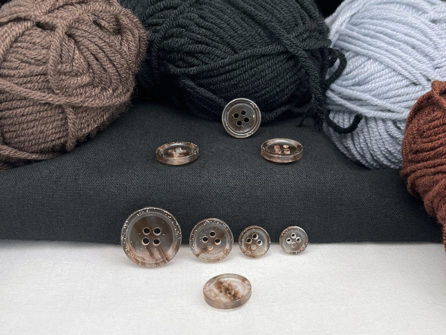 Kaffeebraune Knöpfe mit marmoriertem Muster, Mehrfarbig. 10–20 mm (16L–32L). Aus recyceltem Kunststoff, 4-Loch zum Annähen für Hemden, Kleider, Mäntel, Jacken