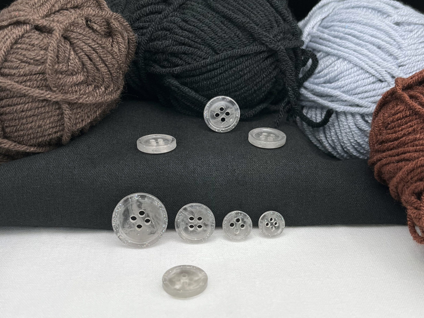 Grau marmorierte Knöpfe, Mehrfarbig. 10–20 mm (16L–32L). Recycelter Kunststoff, 4-Loch zum Annähen für Hemden, Kleider, Mäntel, Jacken