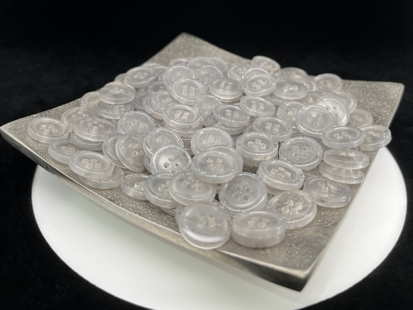 Grau marmorierte Knöpfe, Mehrfarbig. 10–20 mm (16L–32L). Recycelter Kunststoff, 4-Loch zum Annähen für Hemden, Kleider, Mäntel, Jacken