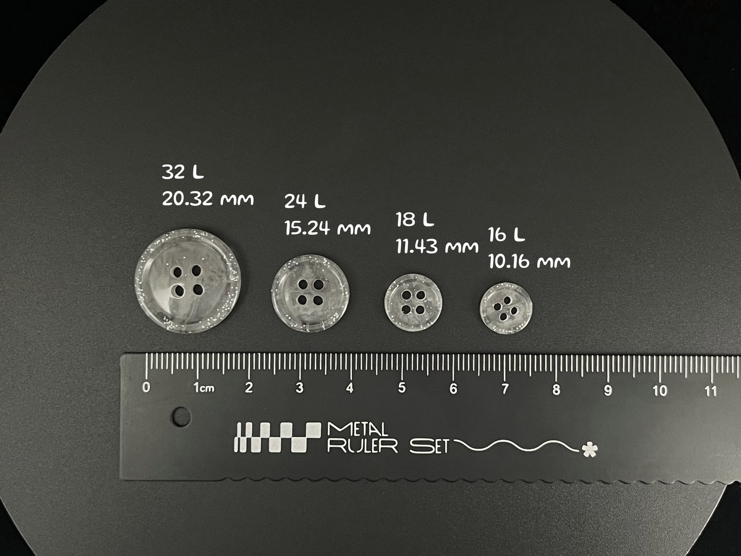 Grau marmorierte Knöpfe, Mehrfarbig. 10–20 mm (16L–32L). Recycelter Kunststoff, 4-Loch zum Annähen für Hemden, Kleider, Mäntel, Jacken