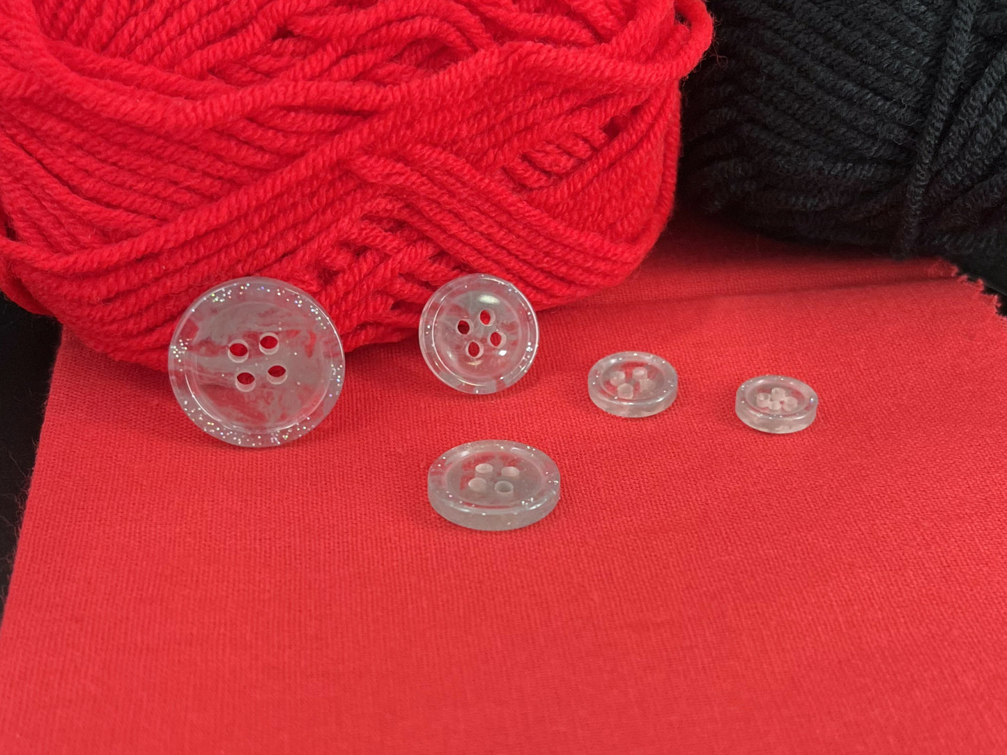 Grau marmorierte Knöpfe, Mehrfarbig. 10–20 mm (16L–32L). Recycelter Kunststoff, 4-Loch zum Annähen für Hemden, Kleider, Mäntel, Jacken