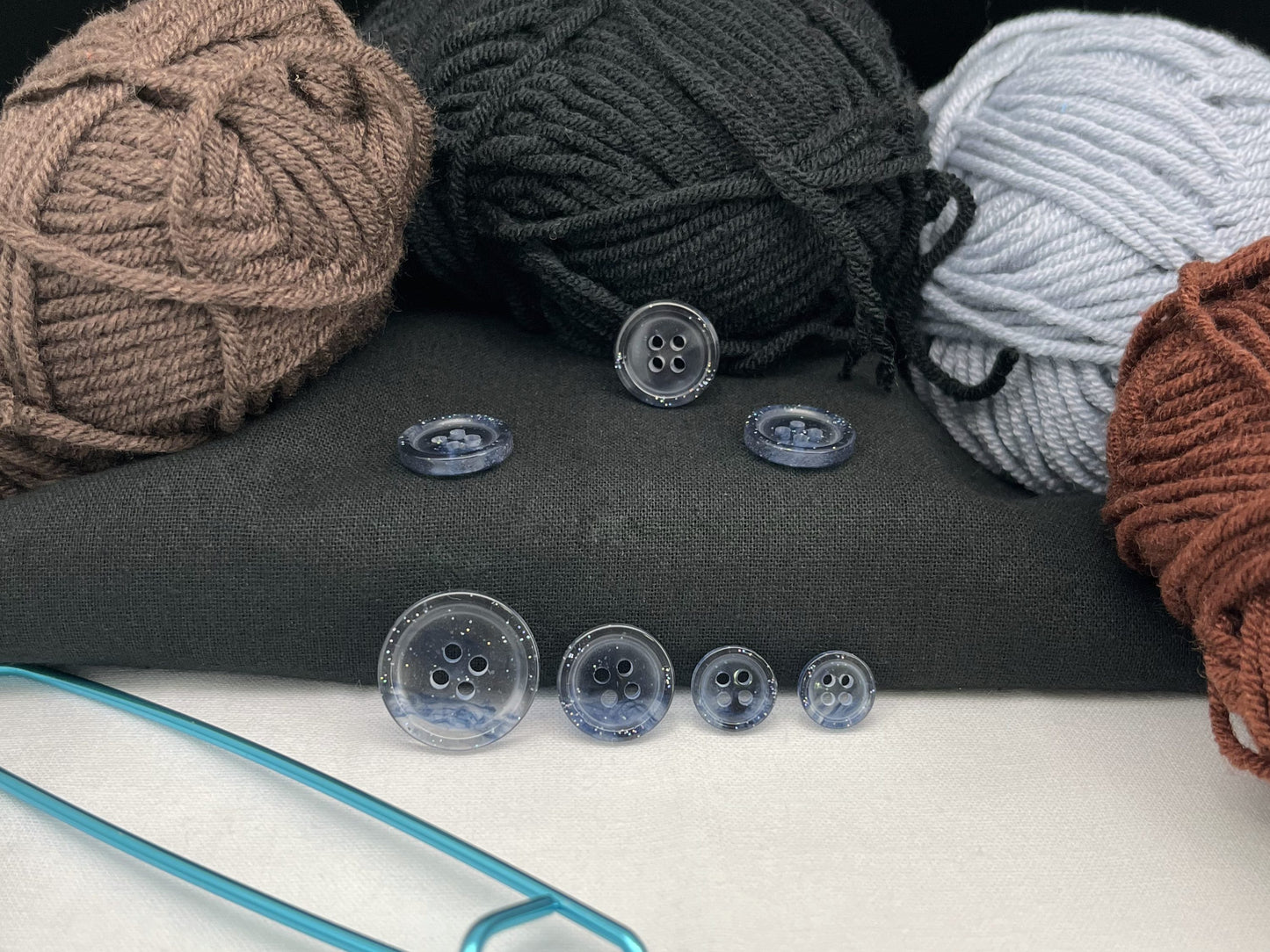Marineblaue, marmorierte Knöpfe, mehrfarbig. 10–20 mm (16L–32L). Aus recyceltem Kunststoff, 4-Loch zum Annähen für Hemden, Kleider, Mäntel, Jacken