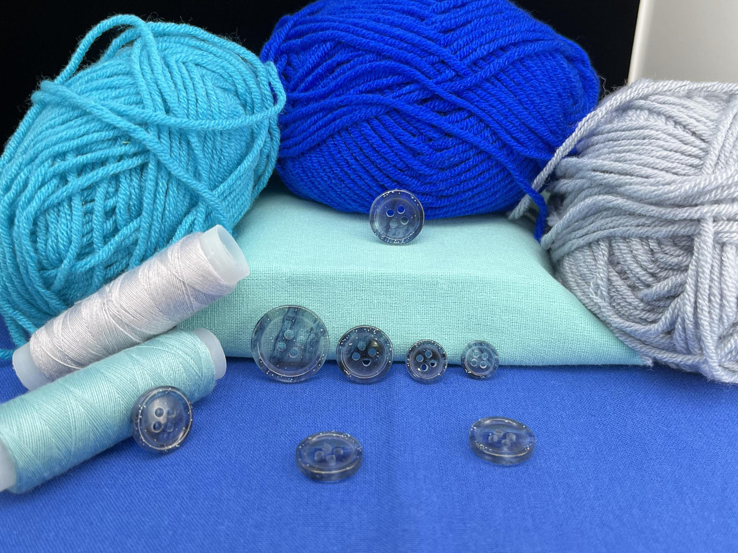 Marineblaue, marmorierte Knöpfe, mehrfarbig. 10–20 mm (16L–32L). Aus recyceltem Kunststoff, 4-Loch zum Annähen für Hemden, Kleider, Mäntel, Jacken