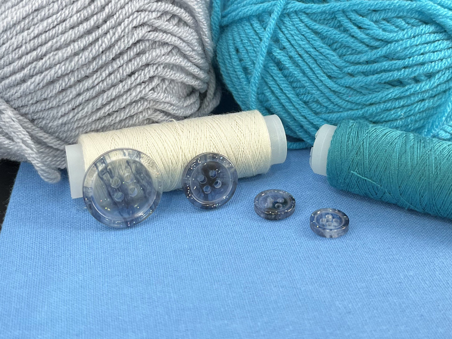 Marineblaue, marmorierte Knöpfe, mehrfarbig. 10–20 mm (16L–32L). Aus recyceltem Kunststoff, 4-Loch zum Annähen für Hemden, Kleider, Mäntel, Jacken