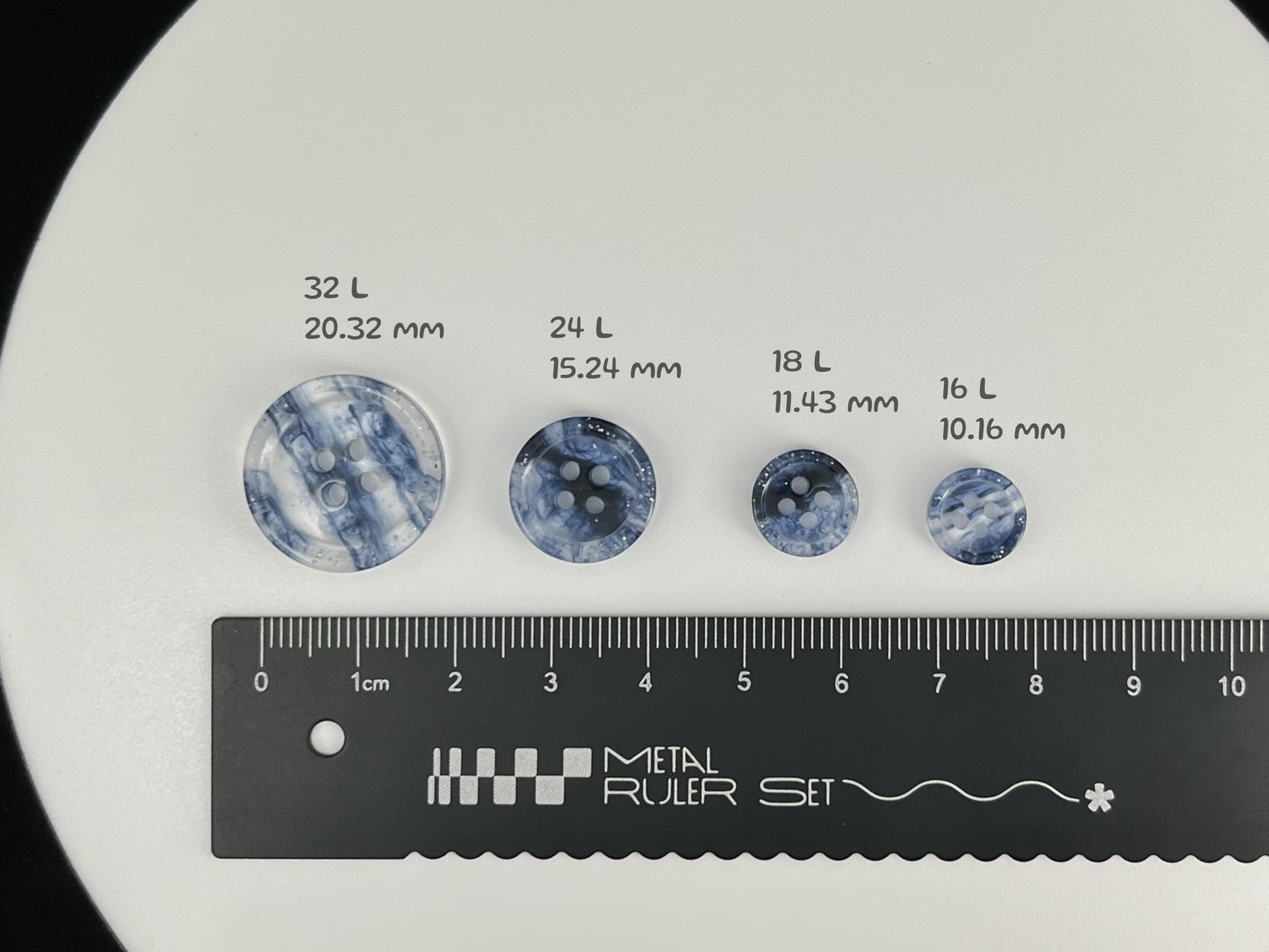 Marineblaue, marmorierte Knöpfe, mehrfarbig. 10–20 mm (16L–32L). Aus recyceltem Kunststoff, 4-Loch zum Annähen für Hemden, Kleider, Mäntel, Jacken