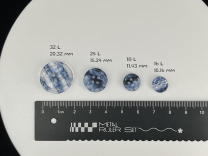 Marineblaue, marmorierte Knöpfe, mehrfarbig. 10–20 mm (16L–32L). Aus recyceltem Kunststoff, 4-Loch zum Annähen für Hemden, Kleider, Mäntel, Jacken
