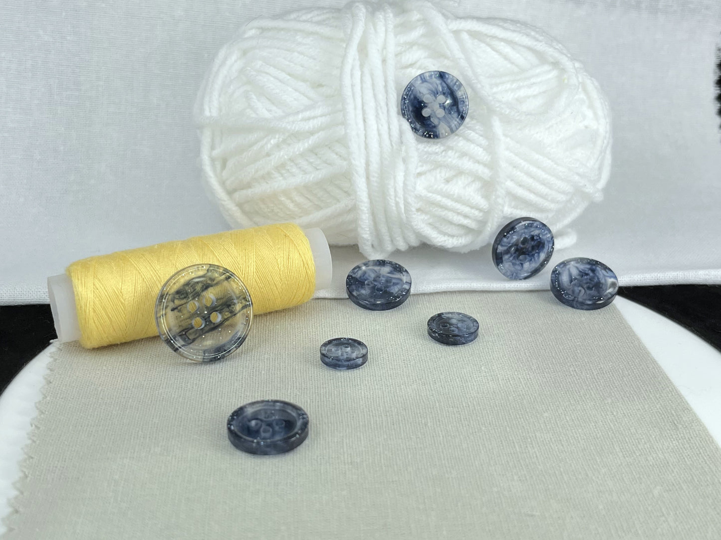 Marineblaue, marmorierte Knöpfe, mehrfarbig. 10–20 mm (16L–32L). Aus recyceltem Kunststoff, 4-Loch zum Annähen für Hemden, Kleider, Mäntel, Jacken
