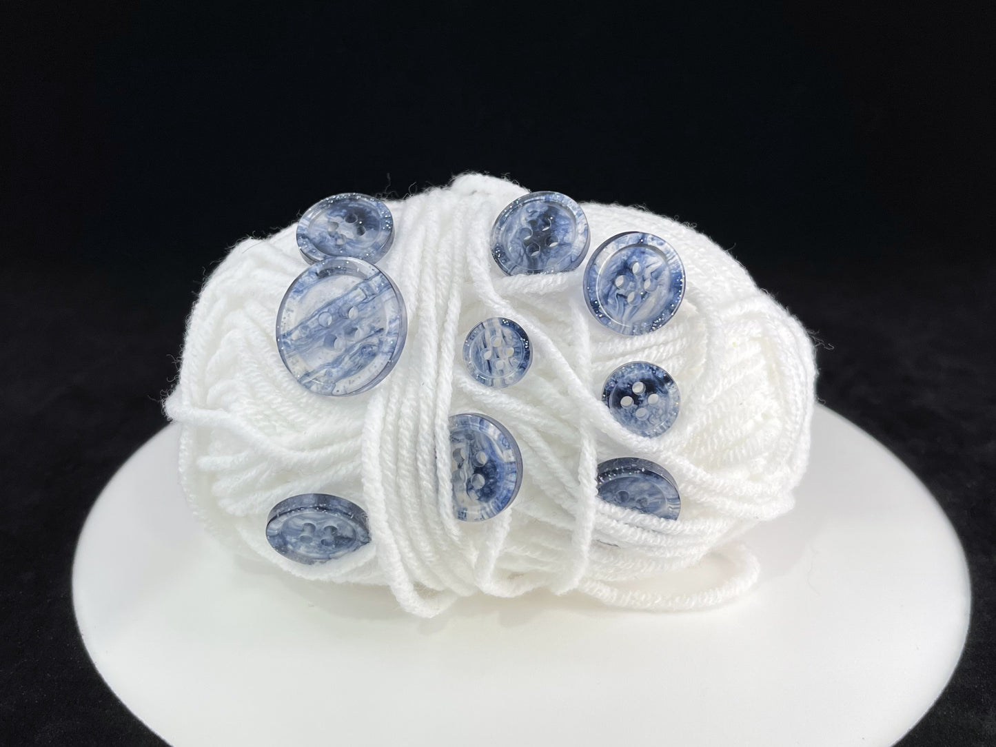 Marineblaue, marmorierte Knöpfe, mehrfarbig. 10–20 mm (16L–32L). Aus recyceltem Kunststoff, 4-Loch zum Annähen für Hemden, Kleider, Mäntel, Jacken
