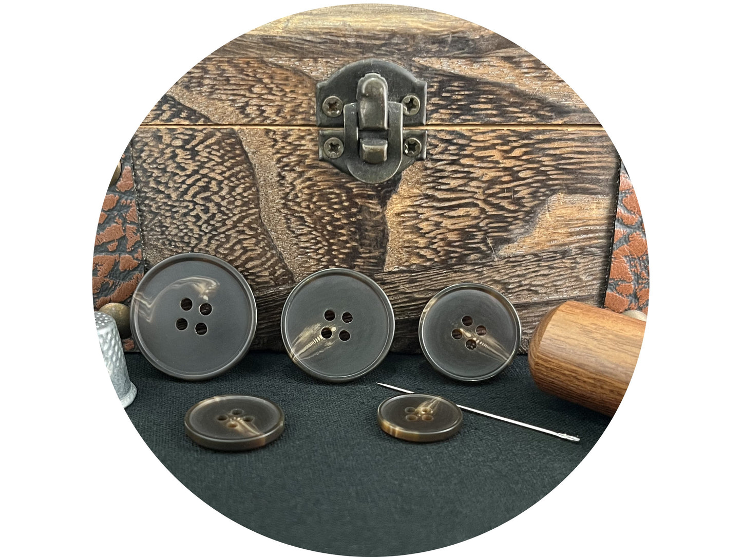 Dunkelbraune Hornimitat-Knöpfe, 15-25mm (24L-40L). 4-Loch zum Annähen für Hosen, Kleider, Mäntel, Jacken, Pullover & Bastelarbeiten