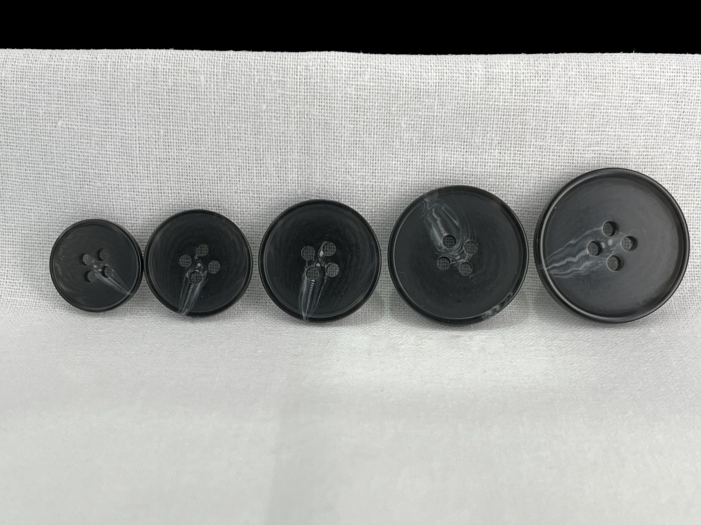 Schwarze Hornimitatknöpfe, 15-25 mm (24L-40L). 4-Loch-Annähknöpfe für Hosen, Kleider, Mäntel, Jacken, Pullover & Bastelarbeiten