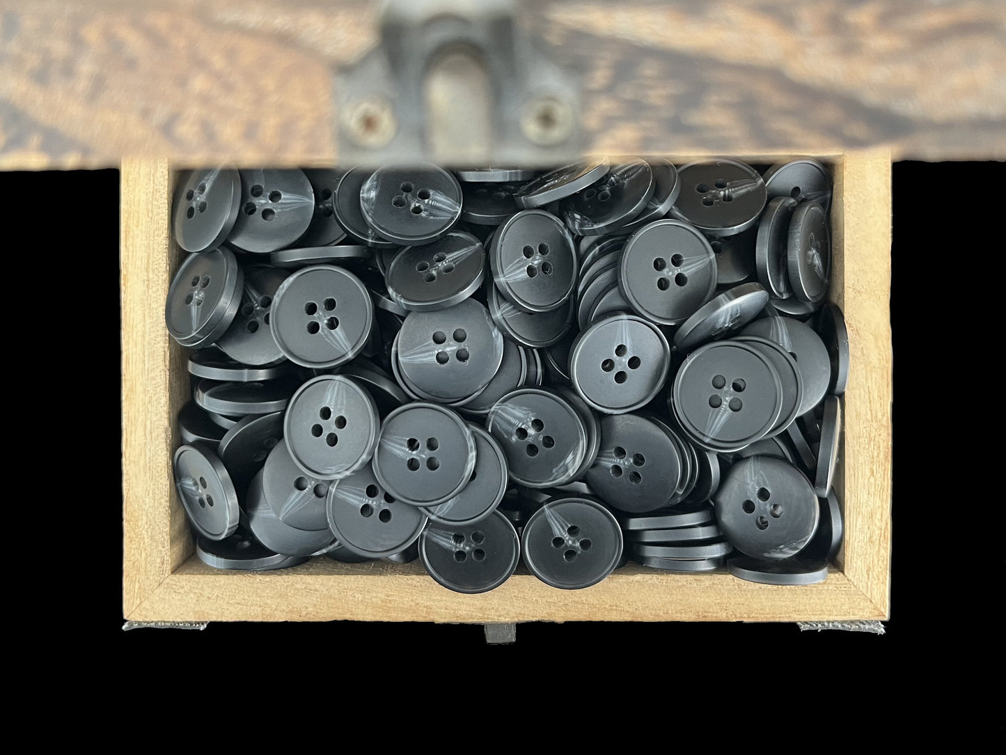 Schwarze Hornimitatknöpfe, 15-25 mm (24L-40L). 4-Loch-Annähknöpfe für Hosen, Kleider, Mäntel, Jacken, Pullover & Bastelarbeiten
