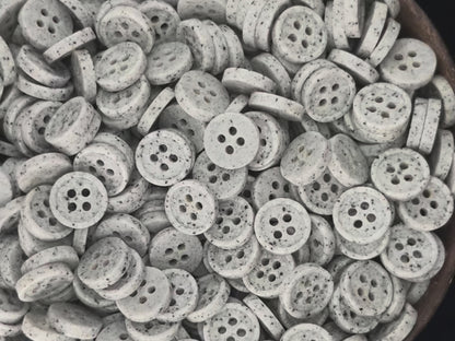 Hellgraue Imitat-Knöpfe in Steinoptik, 10-20mm (16L-32L). Recyclingkunststoff, 4-Loch zum Annähen für Hemden, Hosen, Kleider, Mäntel, Jacken