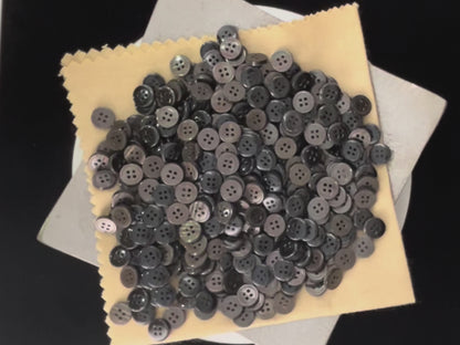 Silbergraue Knöpfe mit Perlenimitat und schönem Effekt, 9mm-11.5mm (14L-18L). 4-Loch zum Annähen für Hemden, Blusen & Kleidung