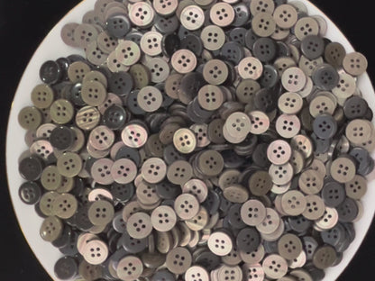 Leichte, neutrale, gerandete Perlimitat-Knöpfe mit schönem Effekt, 9mm-11.5mm (14L-18L). 4-Loch zum Annähen für Hemden, Blusen & Bekleidung
