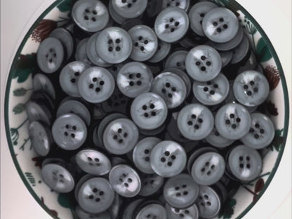 Weiße und graue Hornimitatknöpfe, Kontrastfarbig lackiert, 15mm & 20mm (24L & 32L). 4-Loch Annähknöpfe für Anzüge, Hosen, Mäntel & Jacken