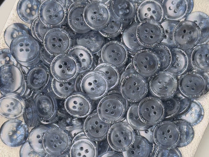 Marineblaue, marmorierte Knöpfe, mehrfarbig. 10–20 mm (16L–32L). Aus recyceltem Kunststoff, 4-Loch zum Annähen für Hemden, Kleider, Mäntel, Jacken
